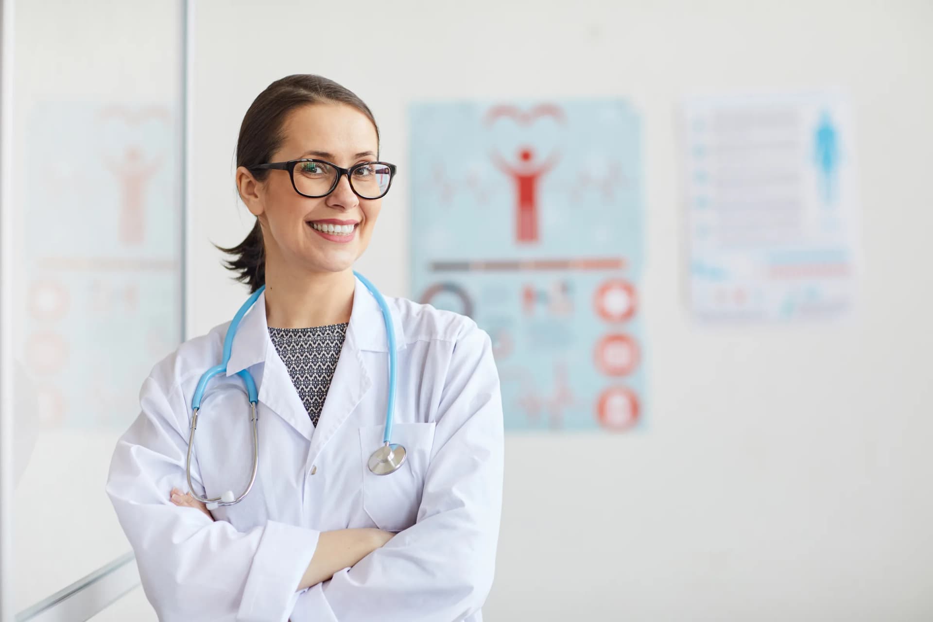 Médica con bata y estetoscopio en un consultorio
