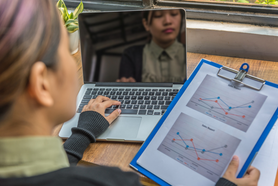 Estrategias de testeo y optimización de contenido scroll - Estrategias de testeo y optimizacion de contenido - El arte de convertir scrolls en seguidores: contenido que detiene el dedo.Con ayuda del marketing