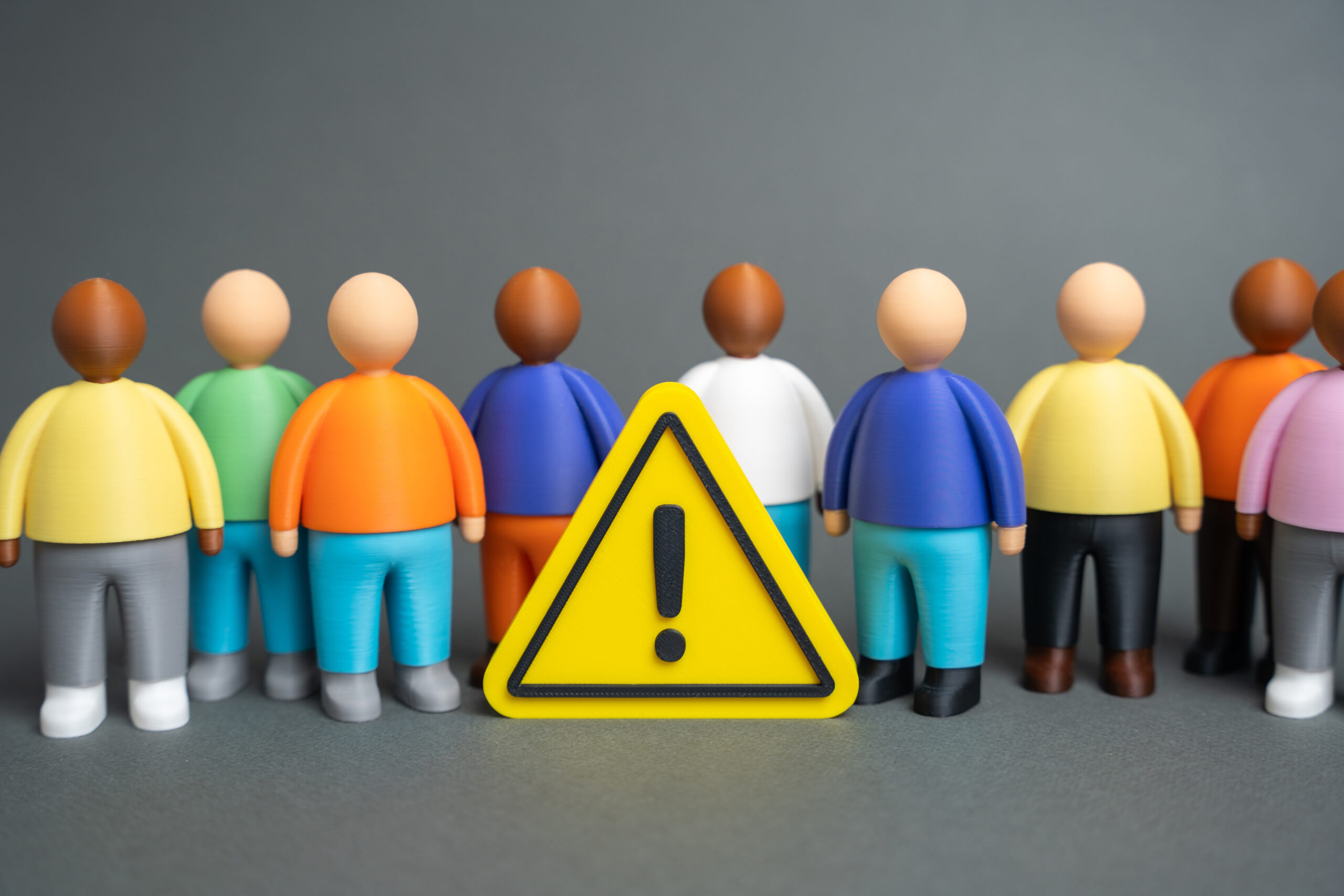 Errores frecuentes que debes evitar con el microcontenido microcontenido - a crowd of people and a sign of attention social 2026 01 11 10 11 42 utc scaled - Microcontenidos: pequeños formatos, grandes resultados