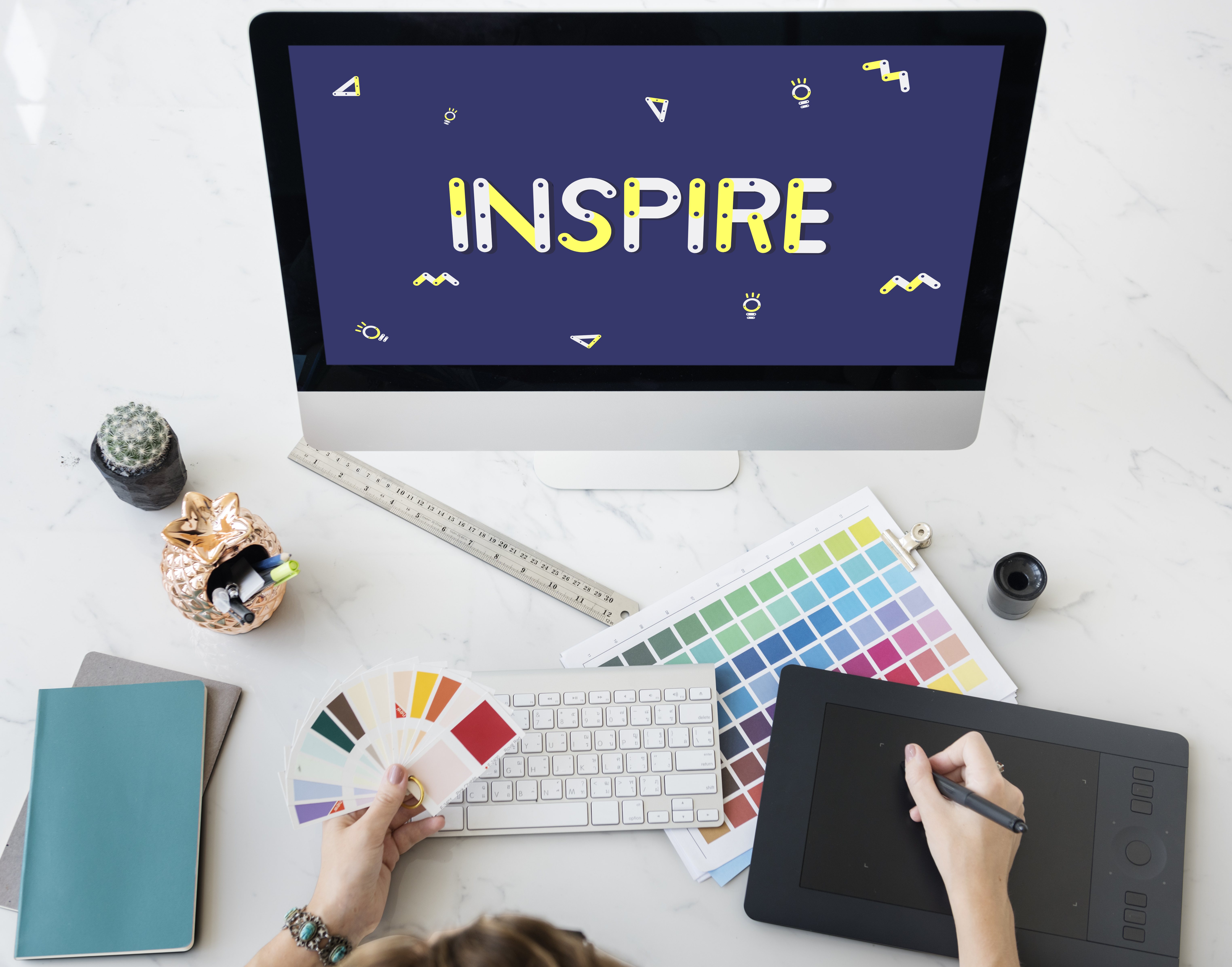 Principios fundamentales del prompting creativo prompting - geometric font brainstorm ideas concept 2026 01 07 23 25 35 utc - Prompting creativo: hablarle bonito a la IA