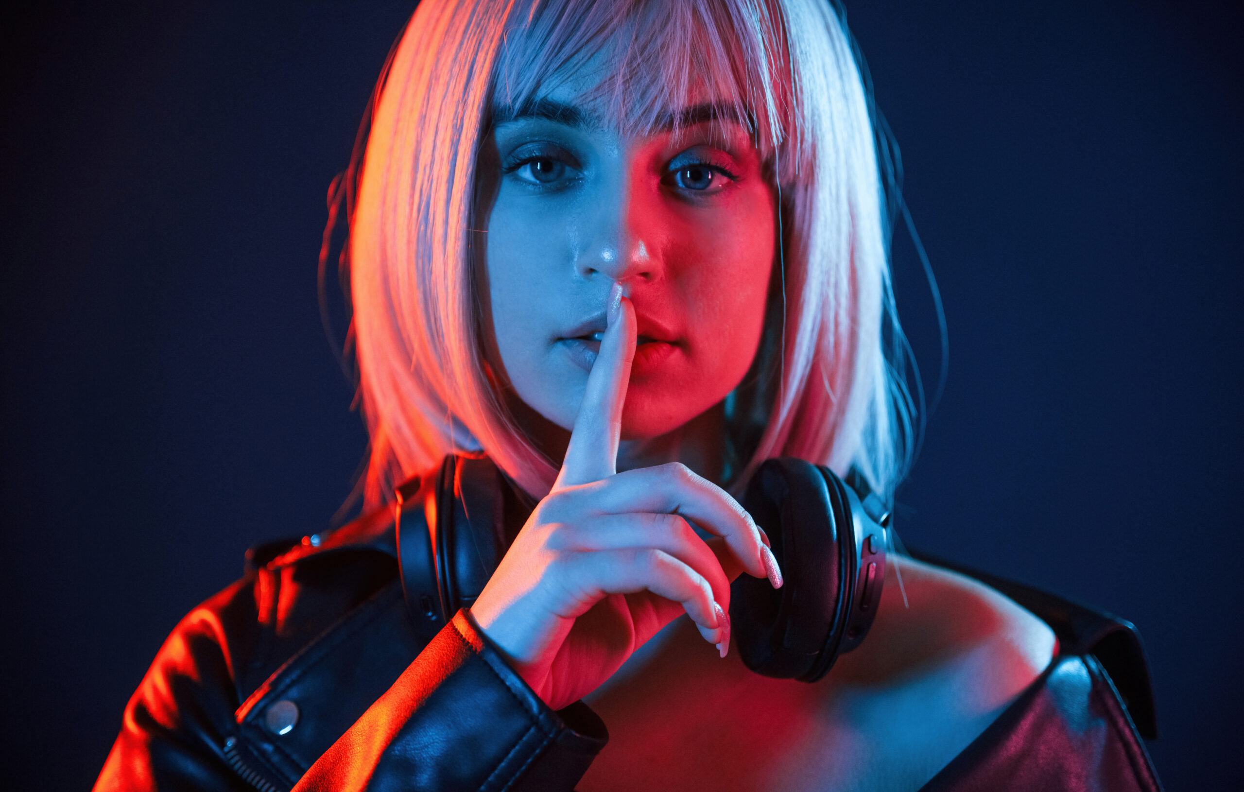 La verdad que las agencias no te cuentan engagement - gesture of be quiet finger is by the lips woman 2026 01 08 23 29 01 utc scaled - ¿Likes o ventas? La verdad incómoda del engagement