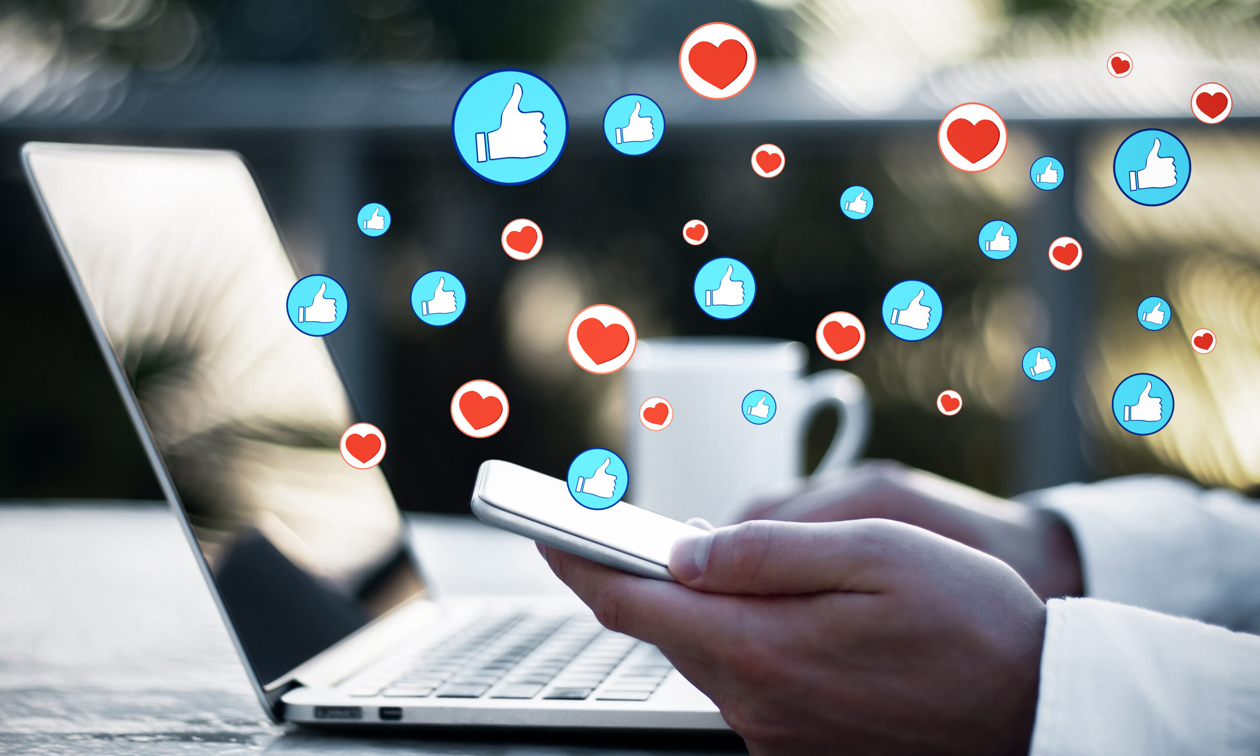 Adaptando el microcontenido a cada plataforma social microcontenido - side view of hands using laptop and cellphone on d 2026 01 11 08 47 22 utc scaled - Microcontenidos: pequeños formatos, grandes resultados