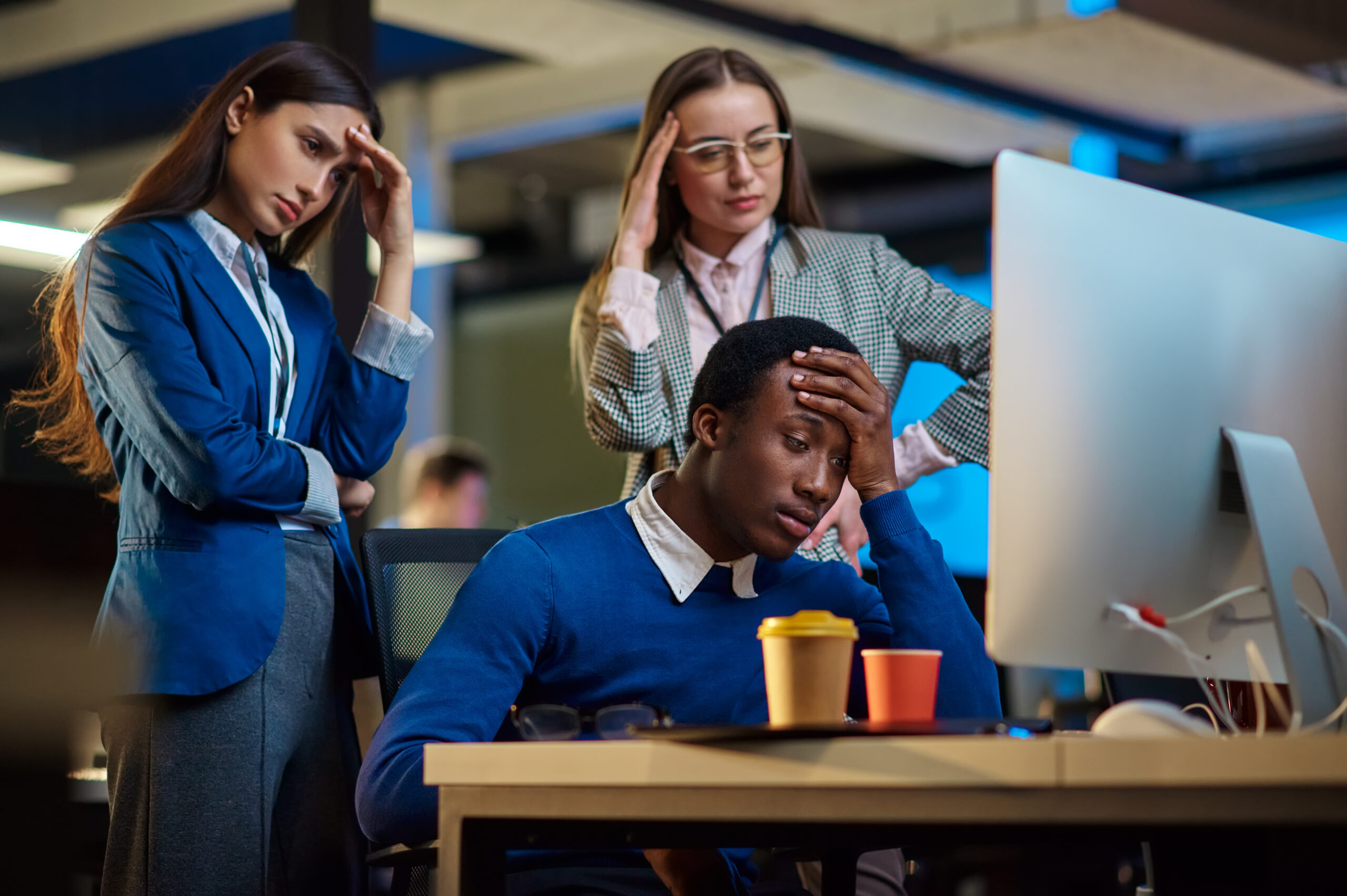 Errores comunes al usar prompting prompting - tired managers talks in night office 2026 01 06 09 24 31 utc scaled - Prompting creativo: hablarle bonito a la IA