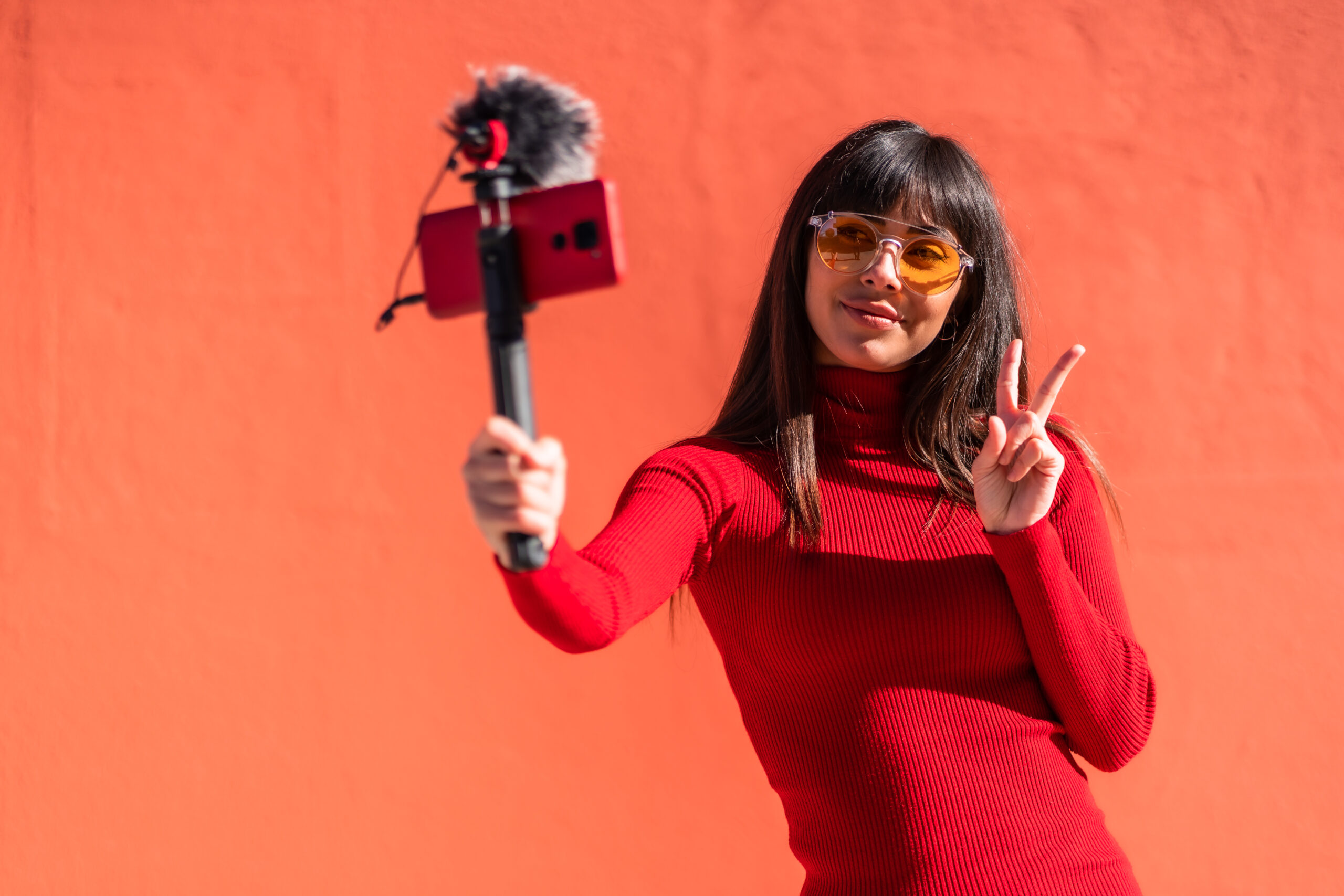 ads - brunette girl making the victory sign recording a 2026 03 16 02 43 55 utc scaled - Contenido y ads “anti perfectos”: la tendencia de lo real y natural - photo ads ads - brunette girl making the victory sign recording a 2026 03 16 02 43 55 utc scaled - Contenido y ads “anti perfectos”: la tendencia de lo real y natural